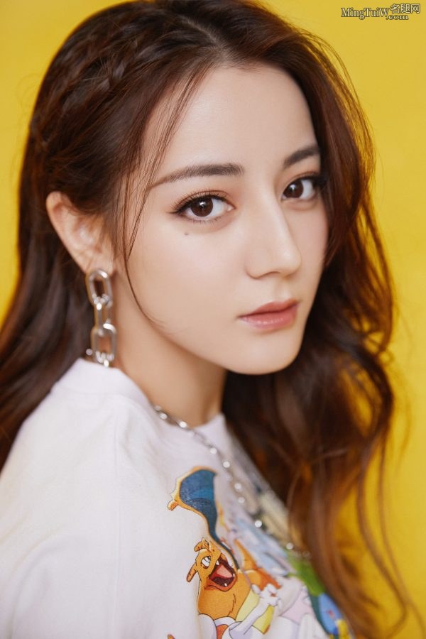 迪丽热巴美腿穿上了白色棉筒袜(6/11)