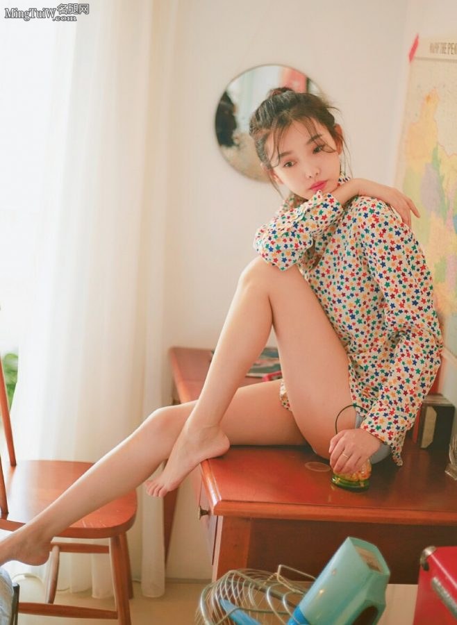 90后新晋女神童菲写真秀美足(1/2)