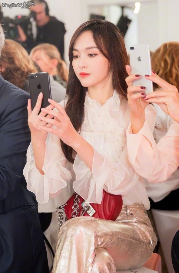 身材高挑的明星唐嫣紧身裤细高跟耐看(7/11)