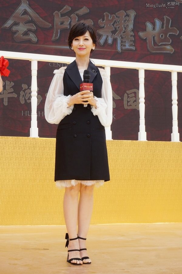不老女神赵雅芝出席商业活动秀美足(1/6)