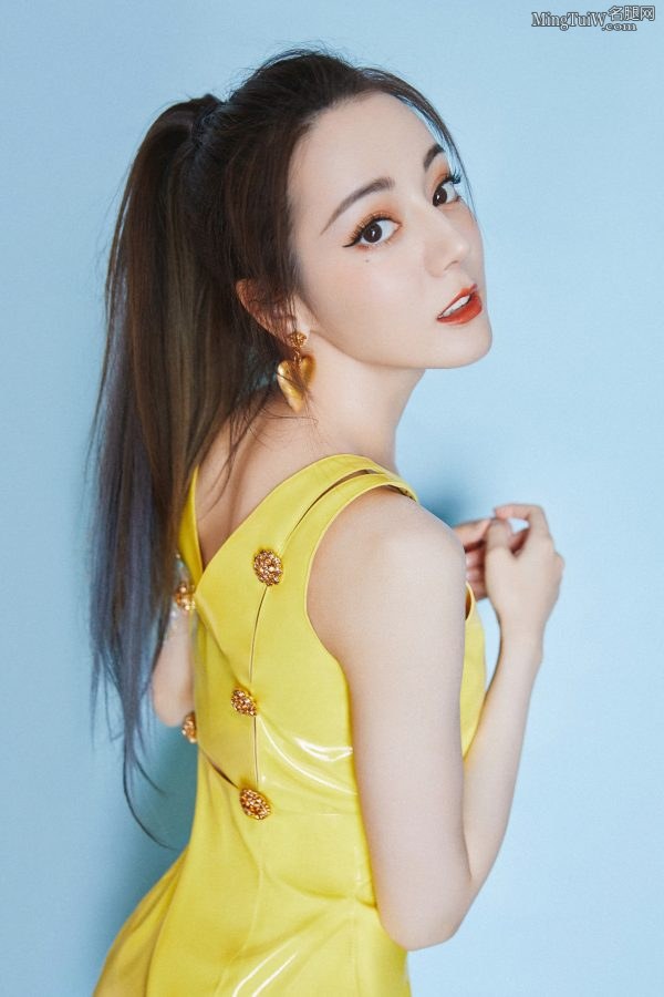 迪丽小热巴黄色小短裙美腿客串主持(13/19)
