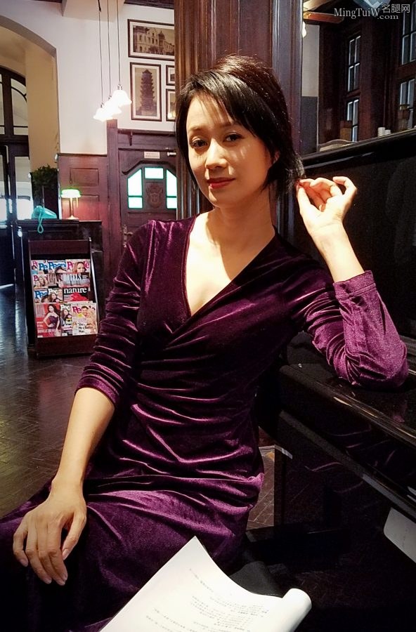 Ni Hongjie's elegant and charming stills in the Republic of China style cheongsam(3/6)