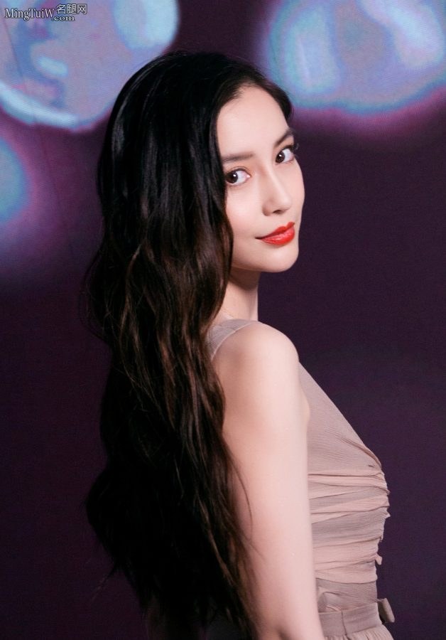 一袭褶皱优雅纱裙Angelababy的小美胸(14/27)