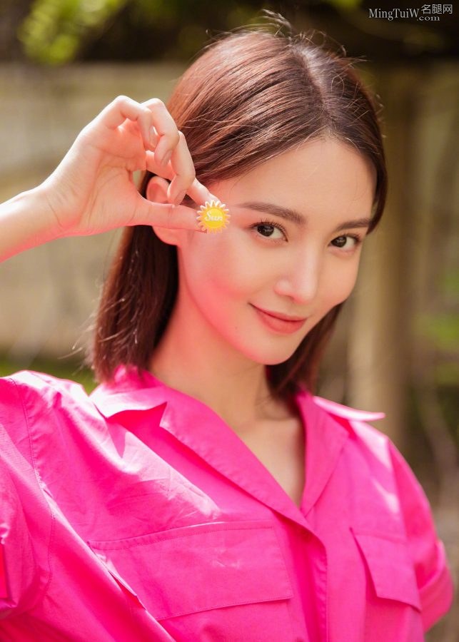 金晨坐在草地上展示光滑的美腿(5/6)