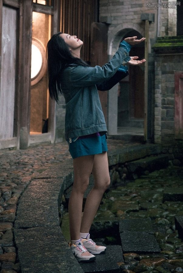 福建美女姚晨运动鞋长白腿(2/5)