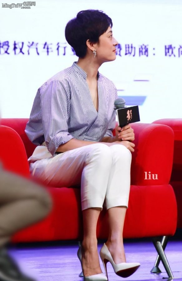 女星孙俪穿白裤脚踩白色红底细高跟鞋接受采访(27/35)