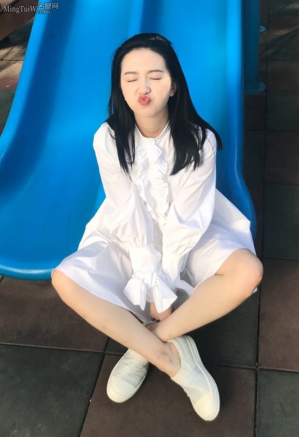 童心未泯小姐姐许龄月露小白腿在游乐场玩耍(1/9)