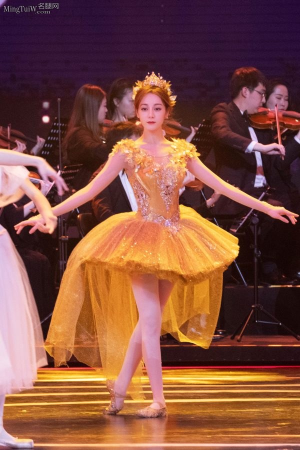 女神迪丽热巴穿白色丝袜跳芭蕾舞太惊艳(4/19)