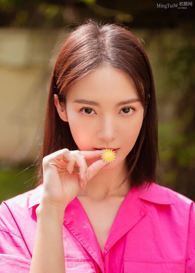 金晨坐在草地上展示光滑的美腿(6/6)
