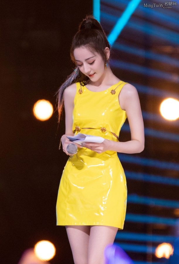 迪丽小热巴黄色小短裙美腿客串主持(4/19)
