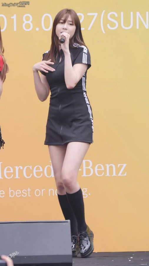 韩国青春美少女APiNK组合吴夏荣表演黑色安全裤频露[网盘](1/9)