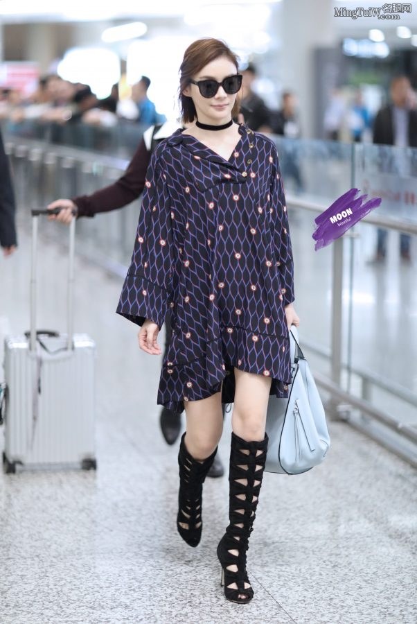 袁姗姗穿镂空高跟靴子机场街拍(1/4)