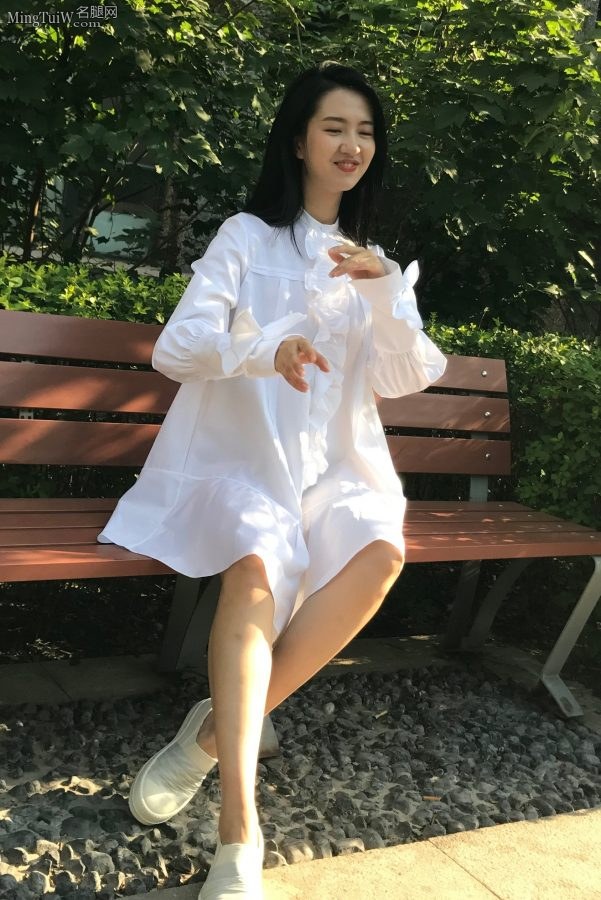 童心未泯小姐姐许龄月露小白腿在游乐场玩耍(7/9)