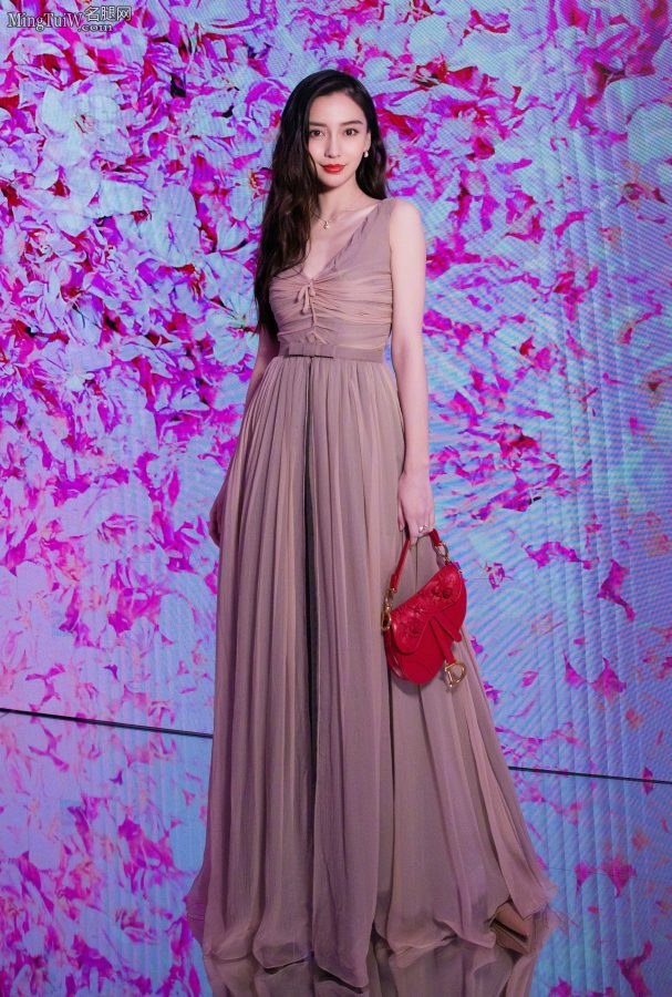 Angelababy's small breasts in an elegant pleated gauze skirt(17/27)