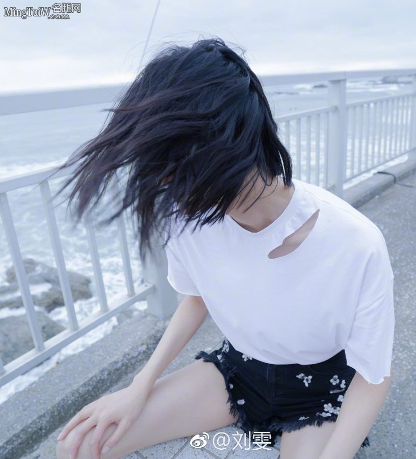 超模刘雯海边清新照片露白皙美腿(5/9)