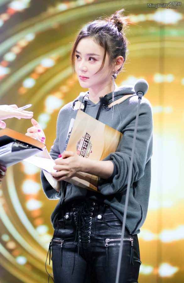 袁姗姗穿黑色皮裤排练如果露出细高跟就完美(8/10)