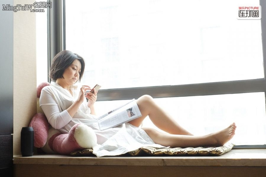 熟女闫妮居家照片秀玉腿美足(3/6)