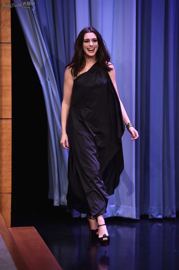 Interview show Anne Hathaway wears black and red stiletto heels(11/11)