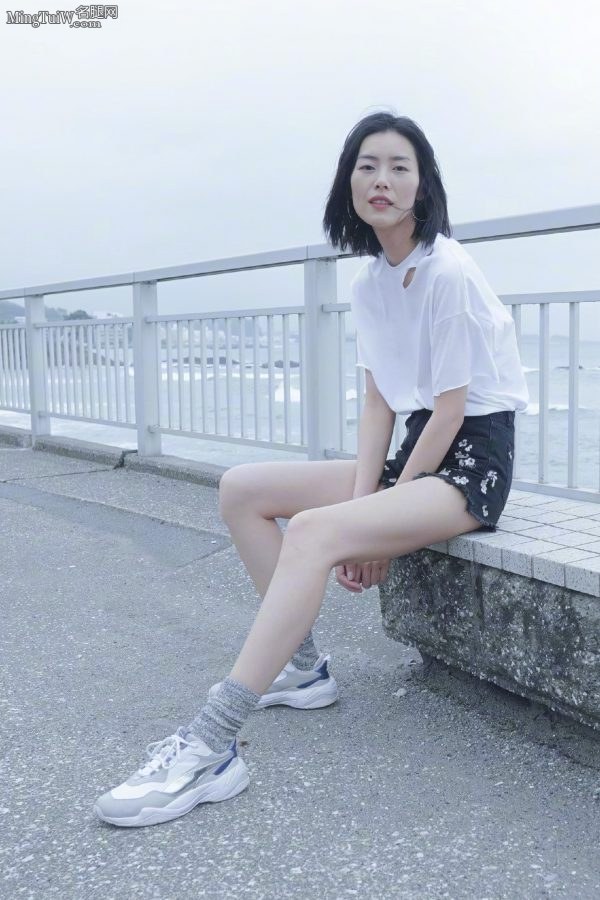 超模刘雯海边清新照片露白皙美腿(1/9)