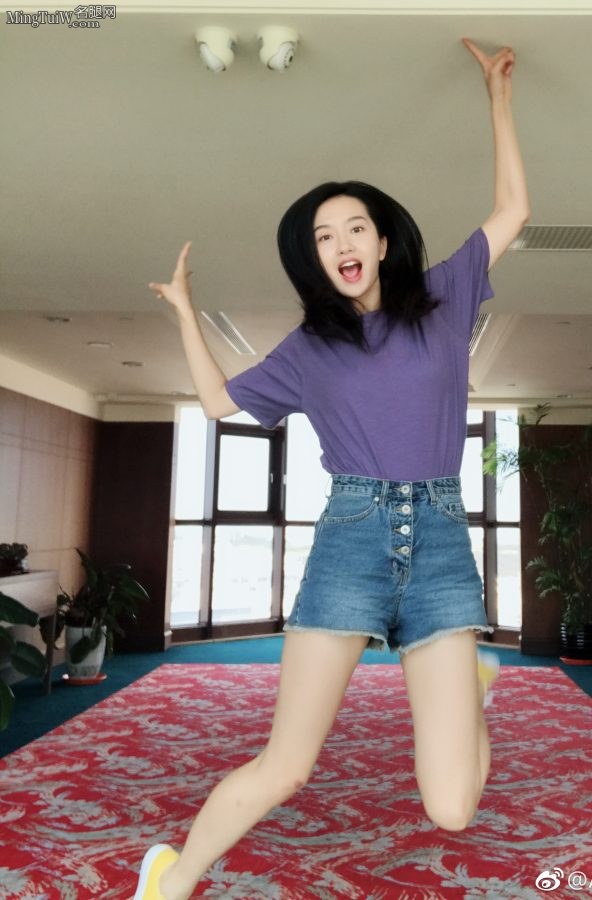 甜美的少女许龄月在家欢乐玩耍露白嫩细腿(1/4)