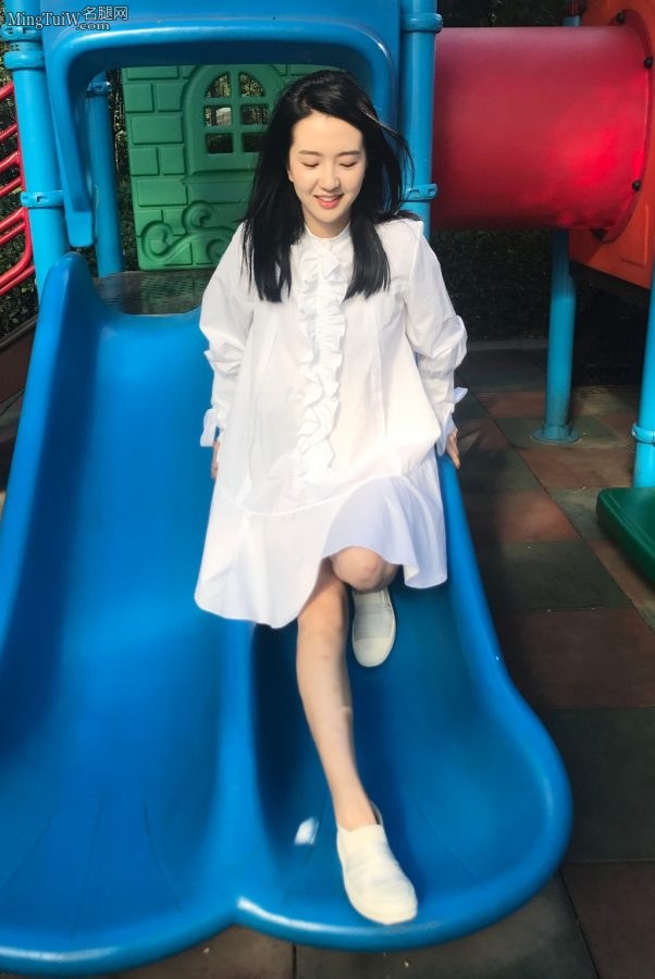 童心未泯小姐姐许龄月露小白腿在游乐场玩耍(2/9)