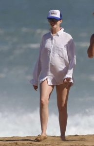 安妮·海瑟薇怀孕时期大肚比基尼照片