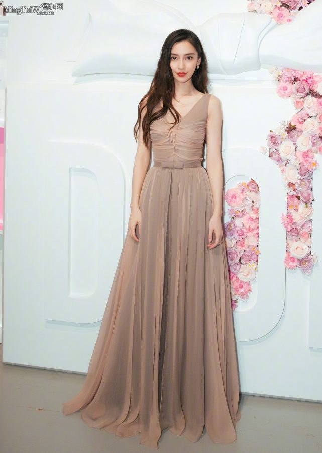 一袭褶皱优雅纱裙Angelababy的小美胸(27/27)