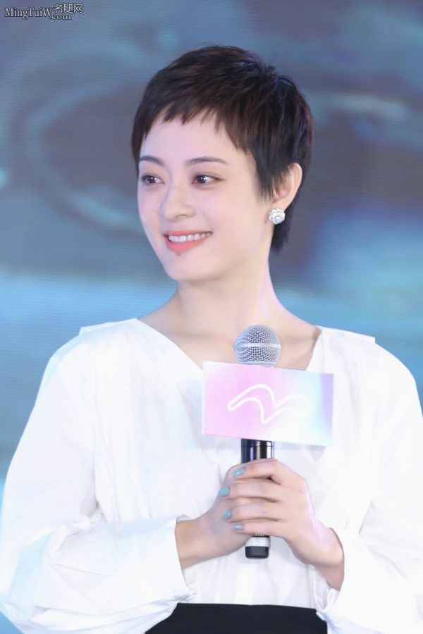 Sun Li made an elegant appearance in professional style wearing sexy stilettos(8/9)