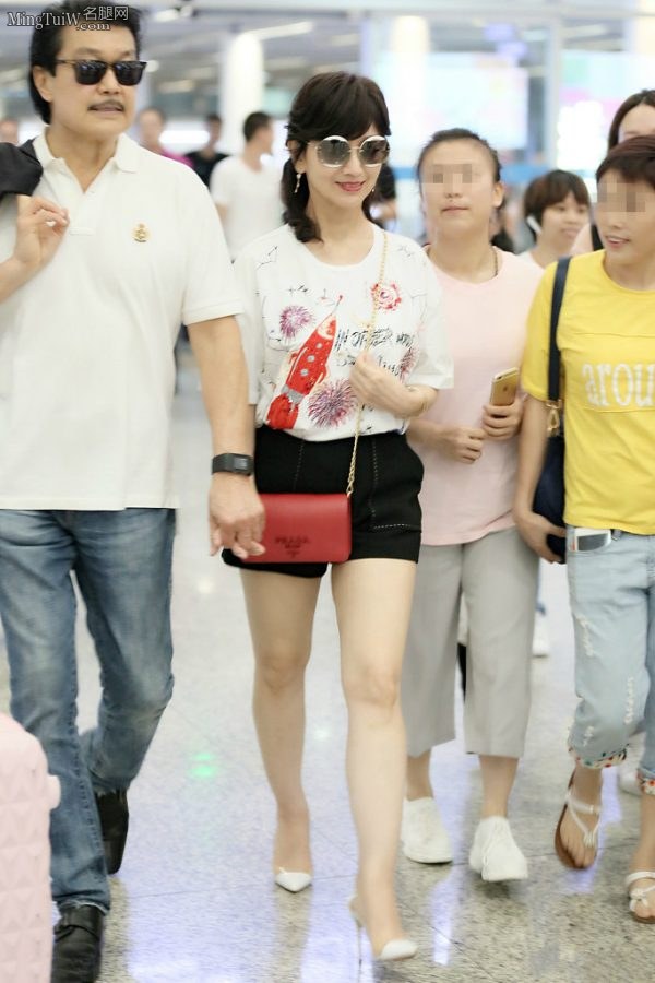 赵雅芝和老公牵手外出短裤大腿太美丽(6/7)