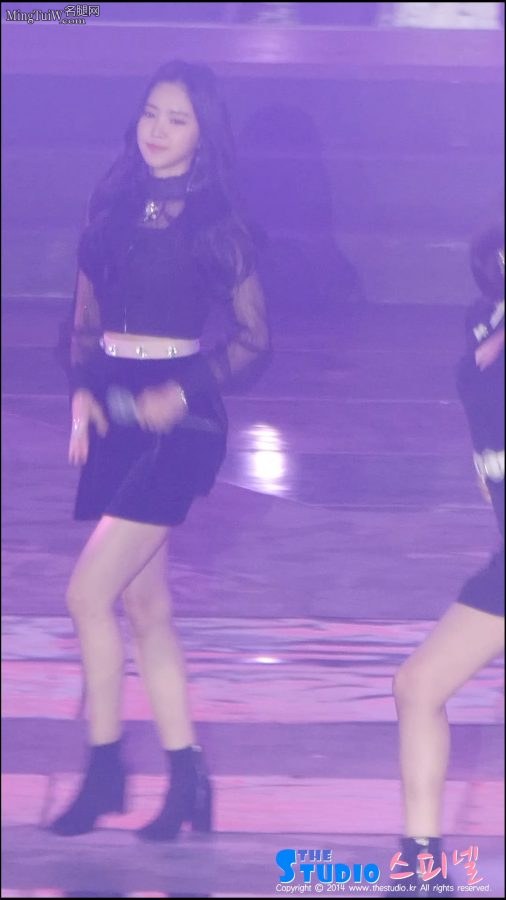 Apink组合孙娜恩视角《FIVE》短靴美腿舞蹈[网盘](1/7)
