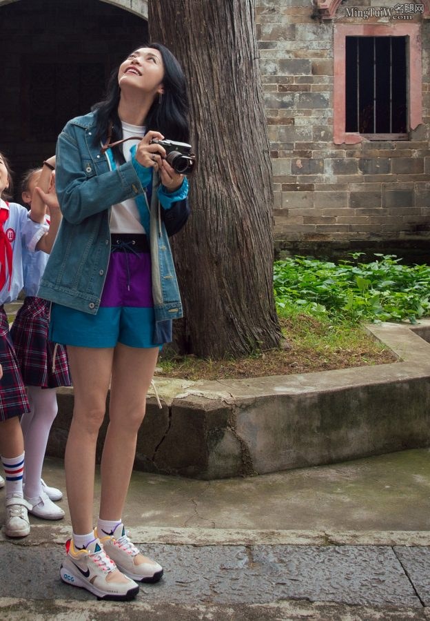 福建美女姚晨运动鞋长白腿(3/5)