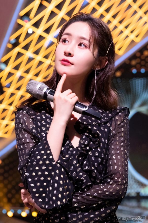 湖南卫视美女主持人梁田高跟白嫩玉足亮相(9/9)