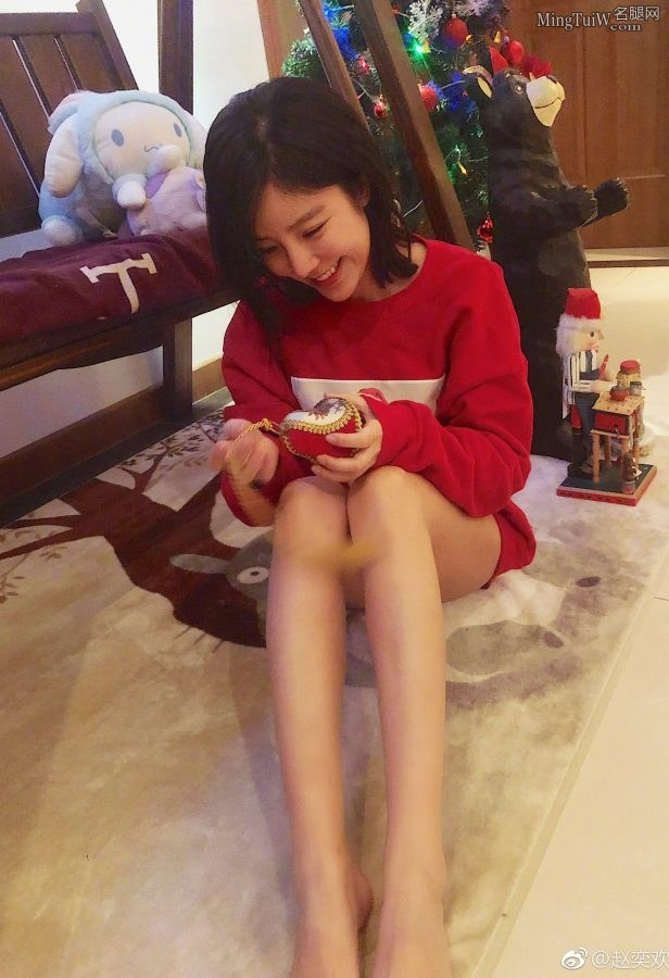 赵奕欢玉足美腿陪你过圣诞(2/5)