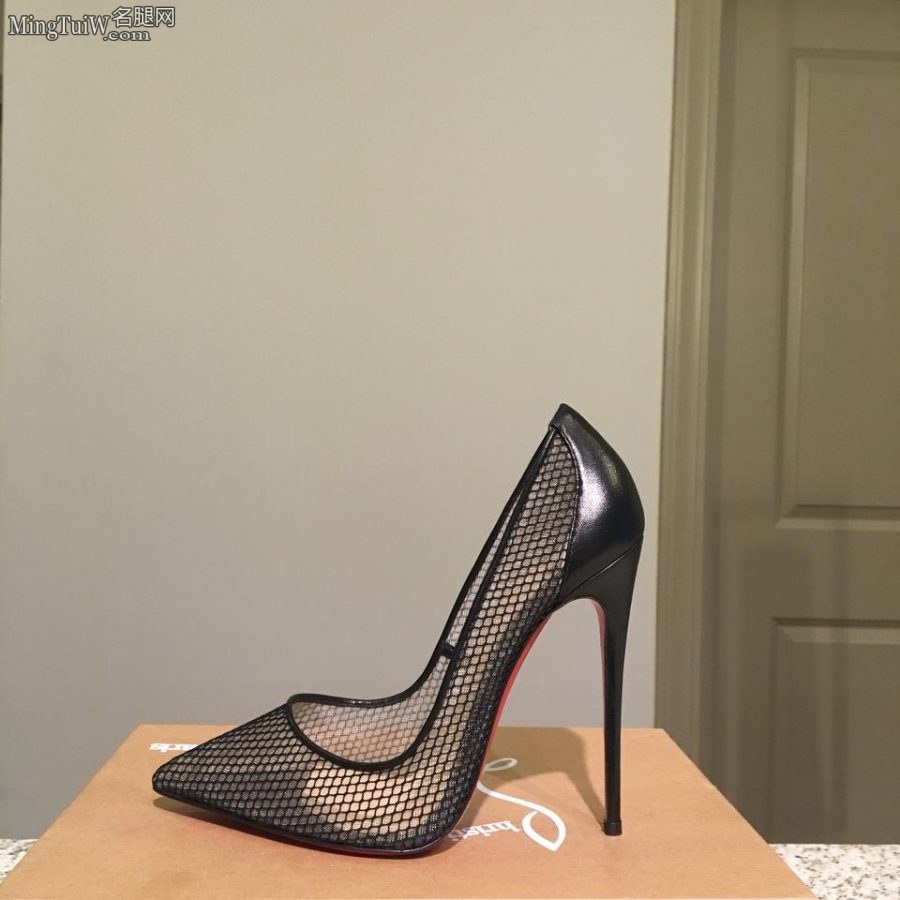 安妮·海瑟薇脚踩Christian Louboutin时尚性感高跟鞋(50/56)