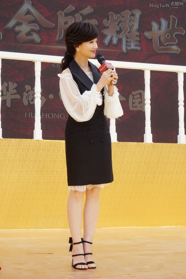 不老女神赵雅芝出席商业活动秀美足(2/6)