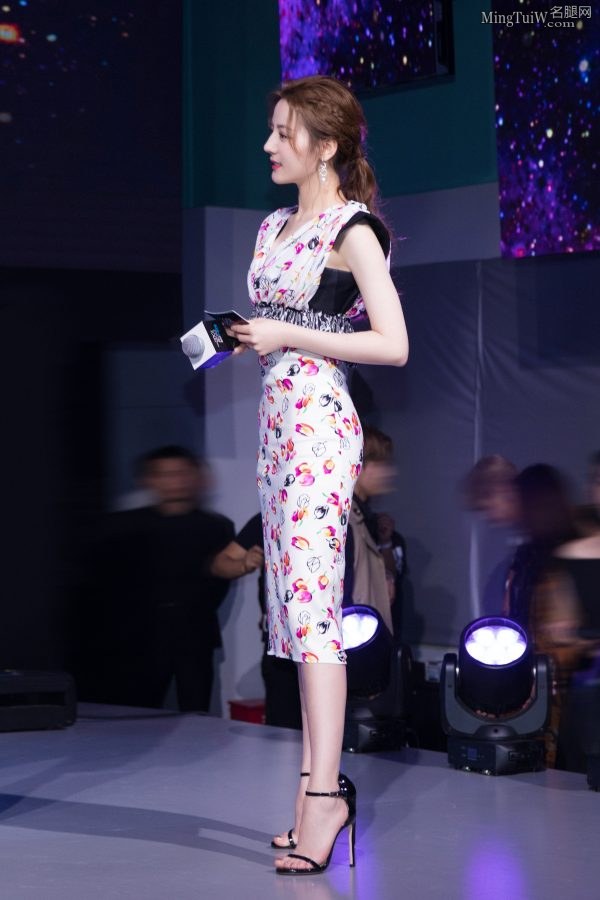 迪丽热巴凉高美足霸气御姐范儿(6/16)