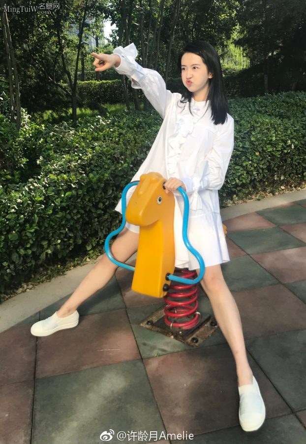童心未泯小姐姐许龄月露小白腿在游乐场玩耍(3/9)