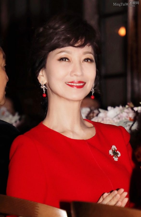 美丽成熟赵雅芝细高跟鞋美腿亮相(5/7)