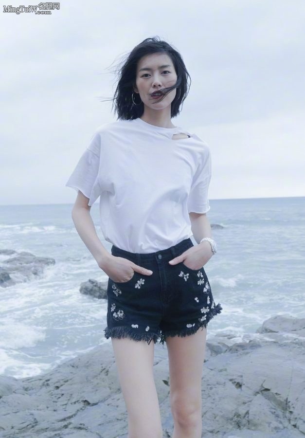 超模刘雯海边清新照片露白皙美腿(9/9)