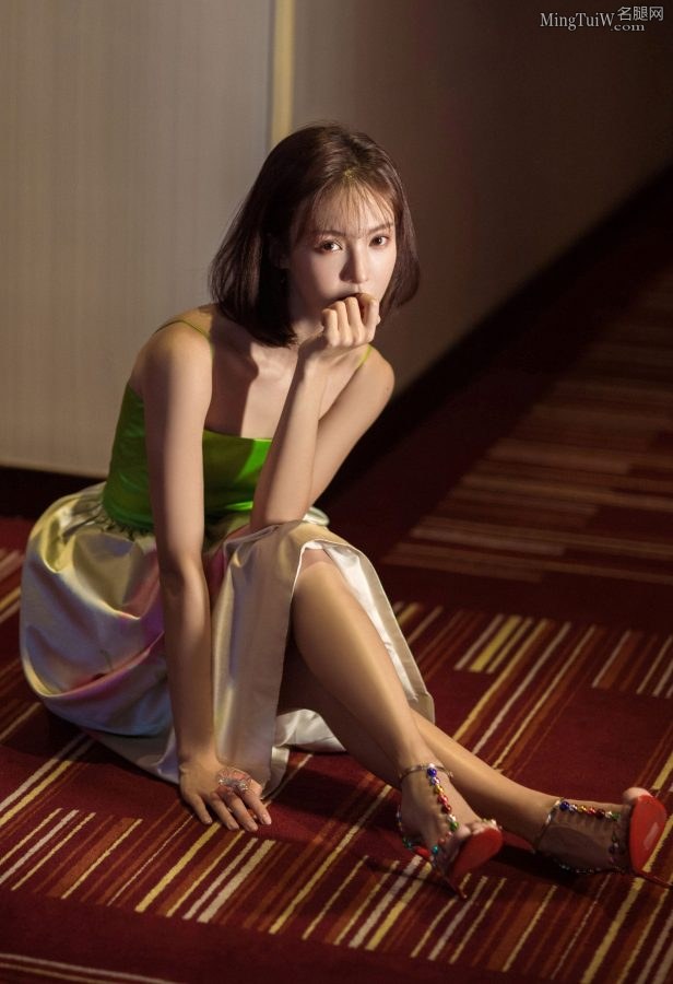 出淤泥而不染的女孩金晨脚踩彩色细高跟鞋(7/9)