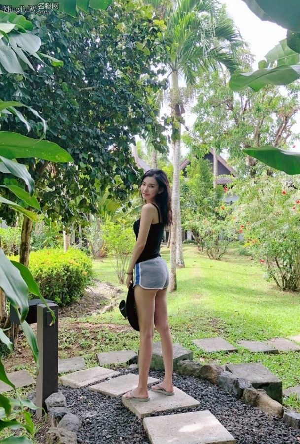 童菲外出旅行超短热裤秀小屁屁(1/3)