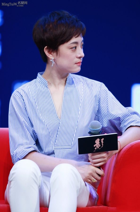 女星孙俪穿白裤脚踩白色红底细高跟鞋接受采访(22/35)