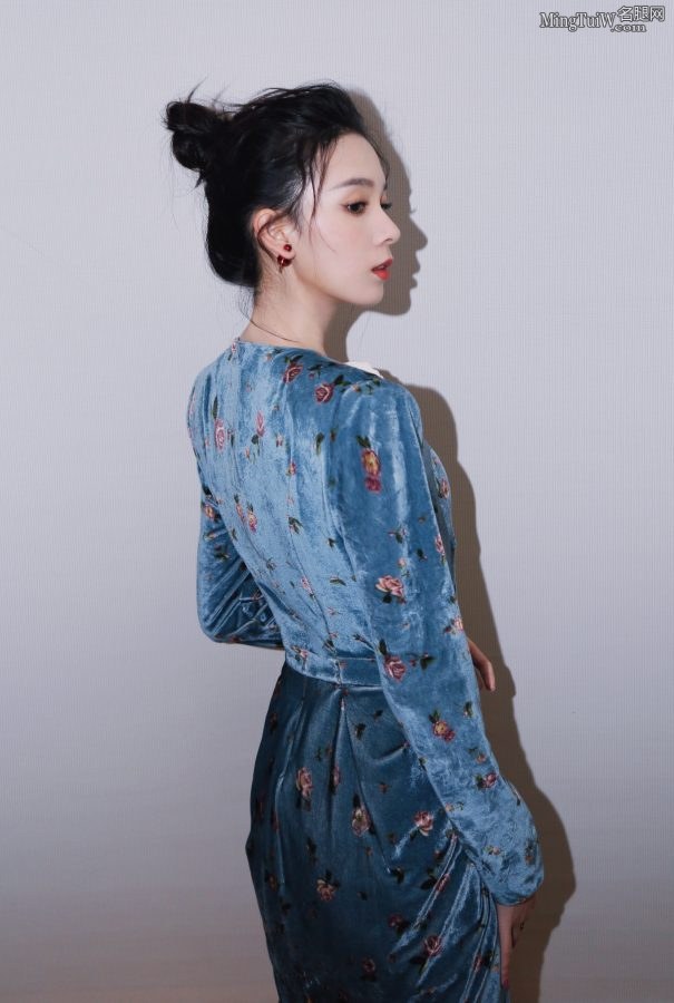陈瑶优雅装扮出席时尚活动展示修长玉腿(6/7)