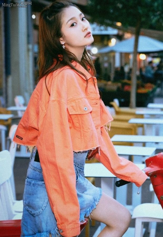 Guan Xiaotong shows off her beautiful legs in flat shoes during summer street shoot(4/6)