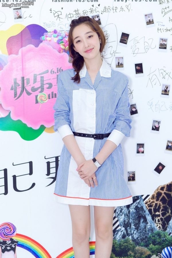 Jiang Mengjie has long white legs and arrow high heels(2/4)