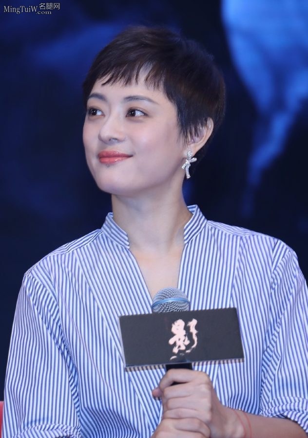女星孙俪穿白裤脚踩白色红底细高跟鞋接受采访(17/35)