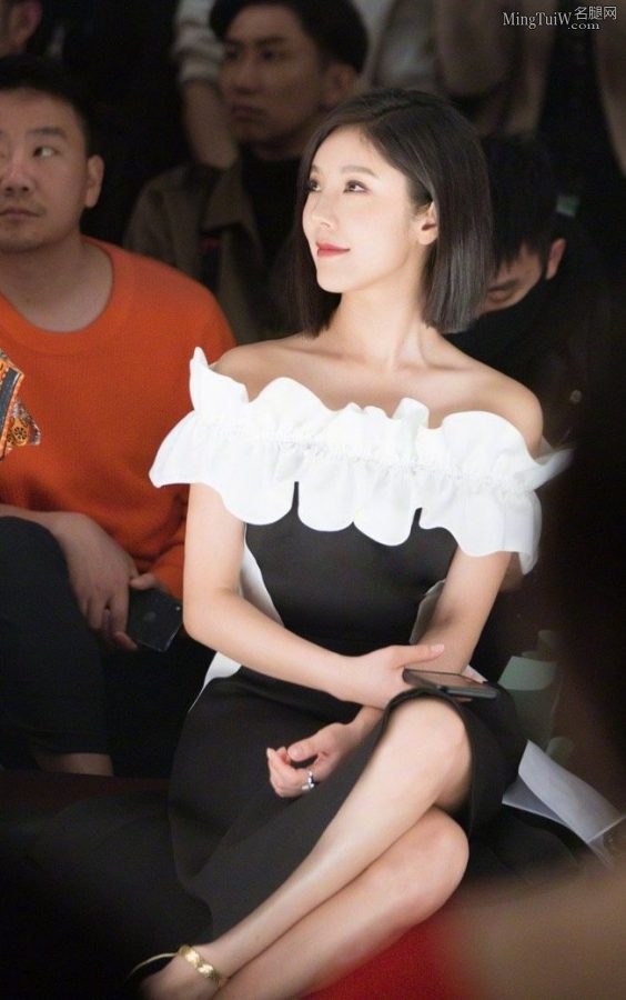 赵奕欢穿露肩装细高跟白足诱人(4/6)