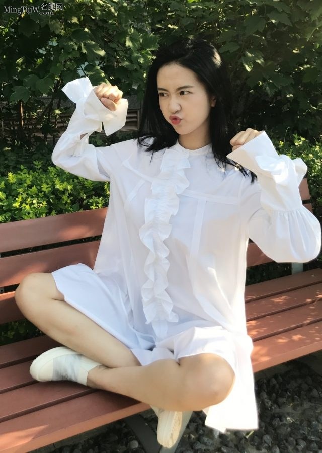 童心未泯小姐姐许龄月露小白腿在游乐场玩耍(8/9)