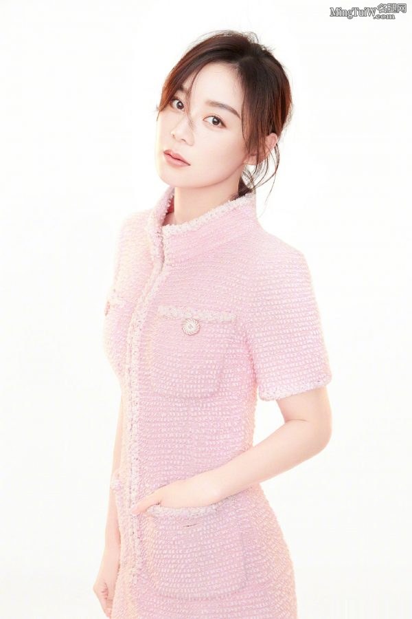 “马甲线女王”袁姗姗穿粉色短裙秀纤细玉腿(3/3)