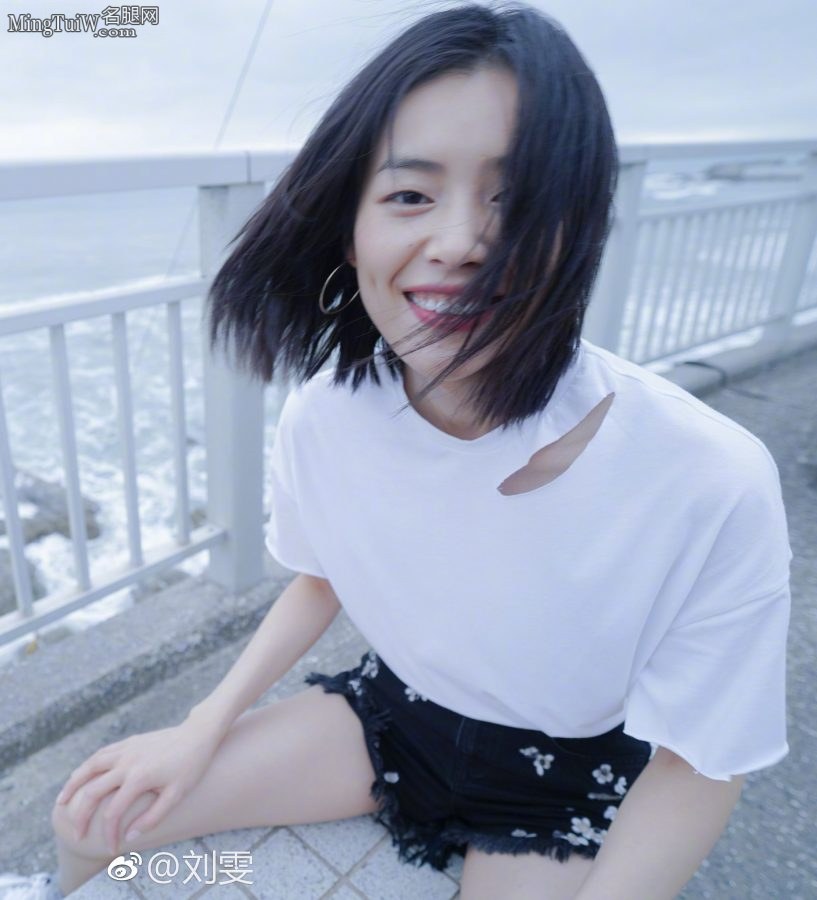 超模刘雯海边清新照片露白皙美腿(4/9)